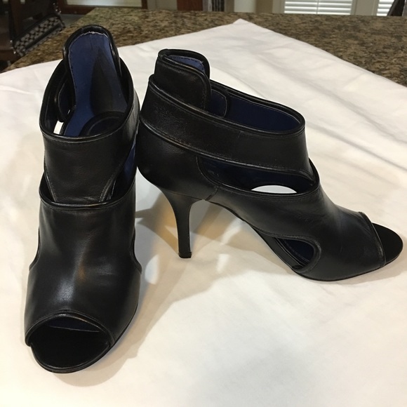 Tahari Shoes - Tahari Lalla peep toe ladies heels size 7M🌹